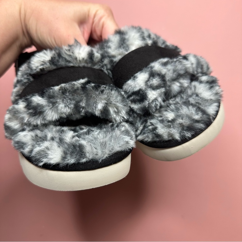 Koolaburra Ugg White & Black Snow Leopard Cheetah Slides - Picture 10 of 13